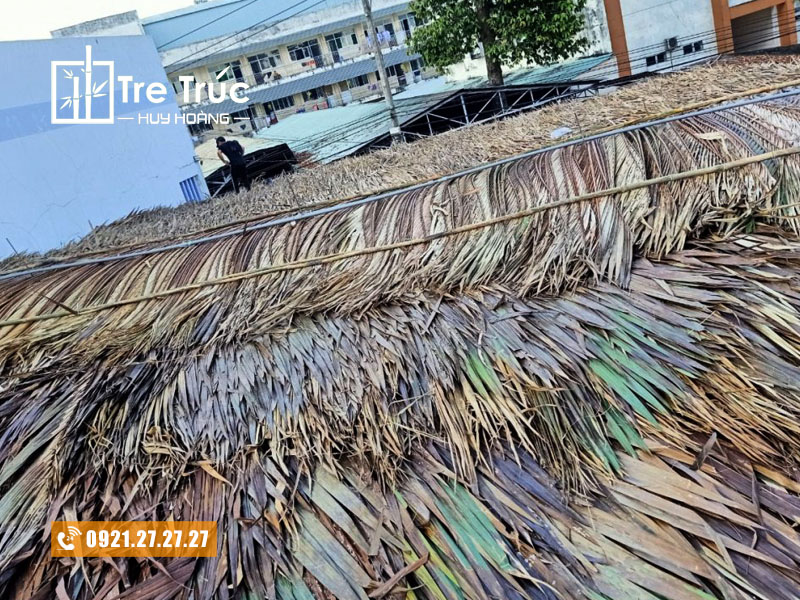 Lợp lá dừa nước chống nóng trên mái tôn mùa hè