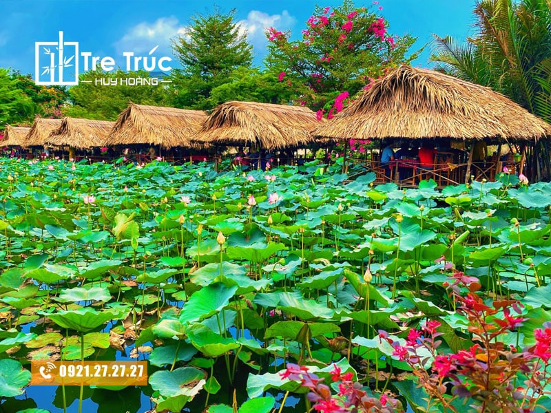 Nhà chòi lợp mái lá dừa tại khu ẩm thực sinh thái