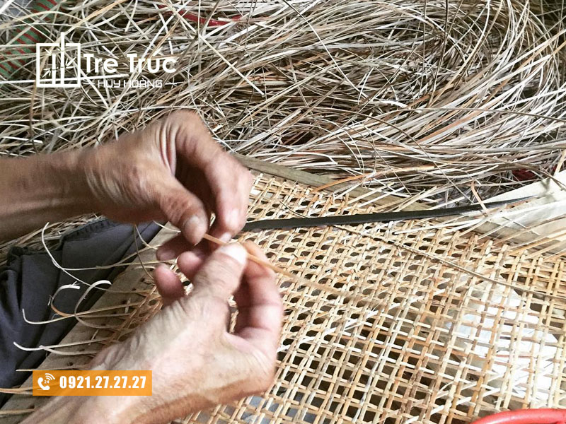 Lạt mây làm nguyên liệu đan lưới mây mắt cáo